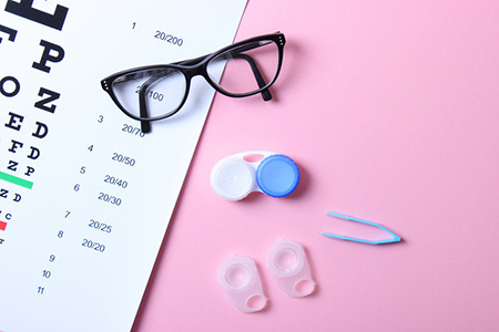 隐形眼镜刚戴上去有一点刺痛正常吗？