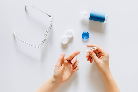 怎么区分隐形眼镜的正反面？区分隐形眼镜正反面的方法介绍