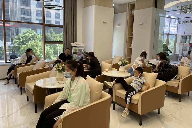 近视手术晶体植入和激光哪个好？