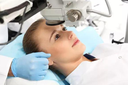 近视恢复手术风险大吗?