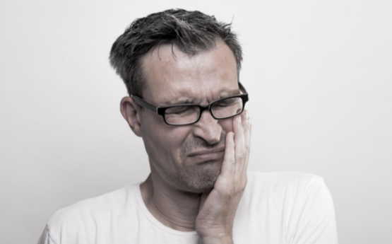 飞秒好还是晶体植入好？