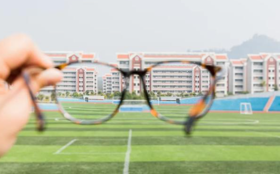 近视650度做晶体手术价格多少呢？