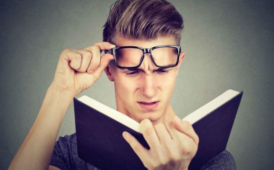 眼睛模糊看不清是怎么回事？