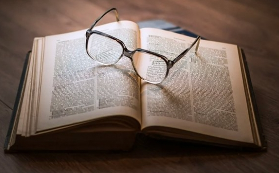 做激光手术治疗近视多少钱呢？