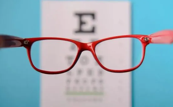 晶体植入手术需要多少钱？