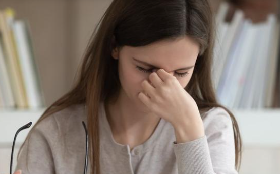 眼睛突然间模糊看不清怎么回事？