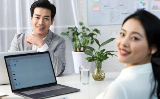 经常面对电脑的人可以做激光手术近视眼吗？