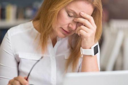 眼睛突然发花模糊是什么原因？