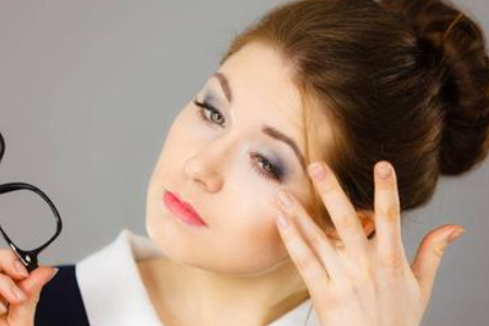 眼睛干涩视力模糊是什么原因造成的？干眼治疗有用吗？