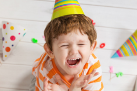 儿童眼睛斜视的原因有哪些？如何治疗？