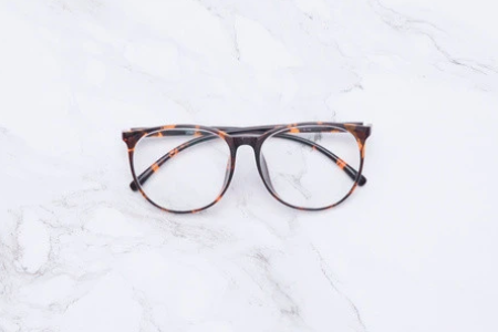 一只眼睛斜视到医院做手术大概需要多少钱？