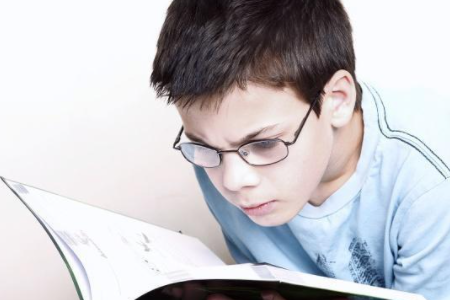 戴近视眼镜近视快还是不戴眼镜近视快？