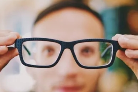 高度近视伴有白内障，可以选择三焦晶体置换术吗？