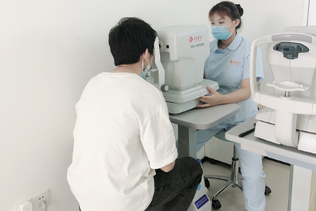 近视了，戴眼镜好还是做近视手术好？